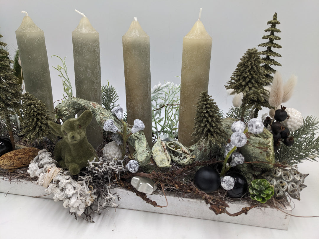 Adventsgesteck Kugel Rehkitz Tannenbäumchen grün