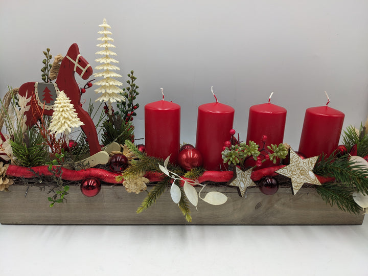 Adventsgesteck Kugel Stern Schaukelpferd rot