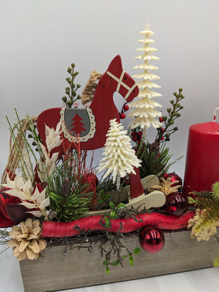 Adventsgesteck Kugel Stern Schaukelpferd rot