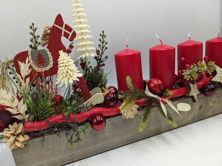 Adventsgesteck Kugel Stern Schaukelpferd rot