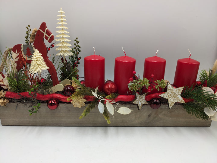 Adventsgesteck Kugel Stern Schaukelpferd rot