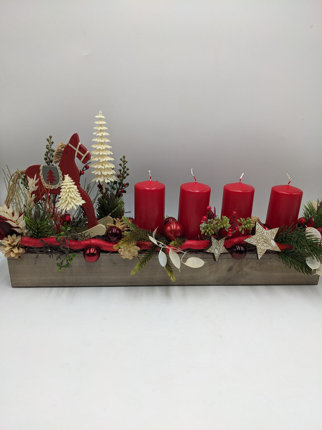 Adventsgesteck Kugel Stern Schaukelpferd rot
