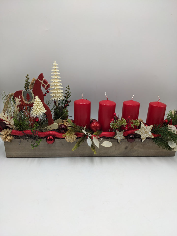 Adventsgesteck Kugel Stern Schaukelpferd rot