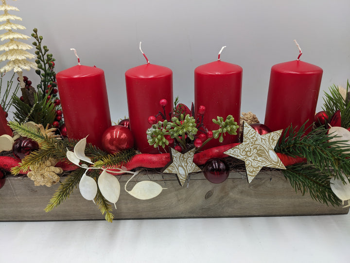 Adventsgesteck Kugel Stern Schaukelpferd rot