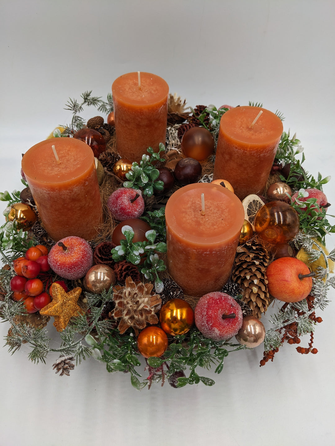 Adventskranz Kugel Apfel Zapfen orange