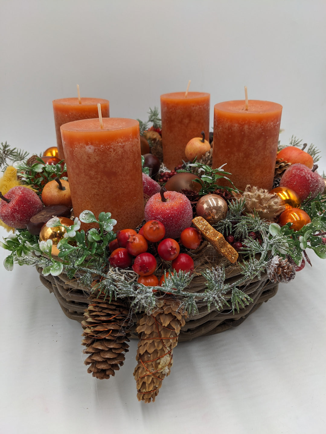 Adventskranz Kugel Apfel Zapfen orange