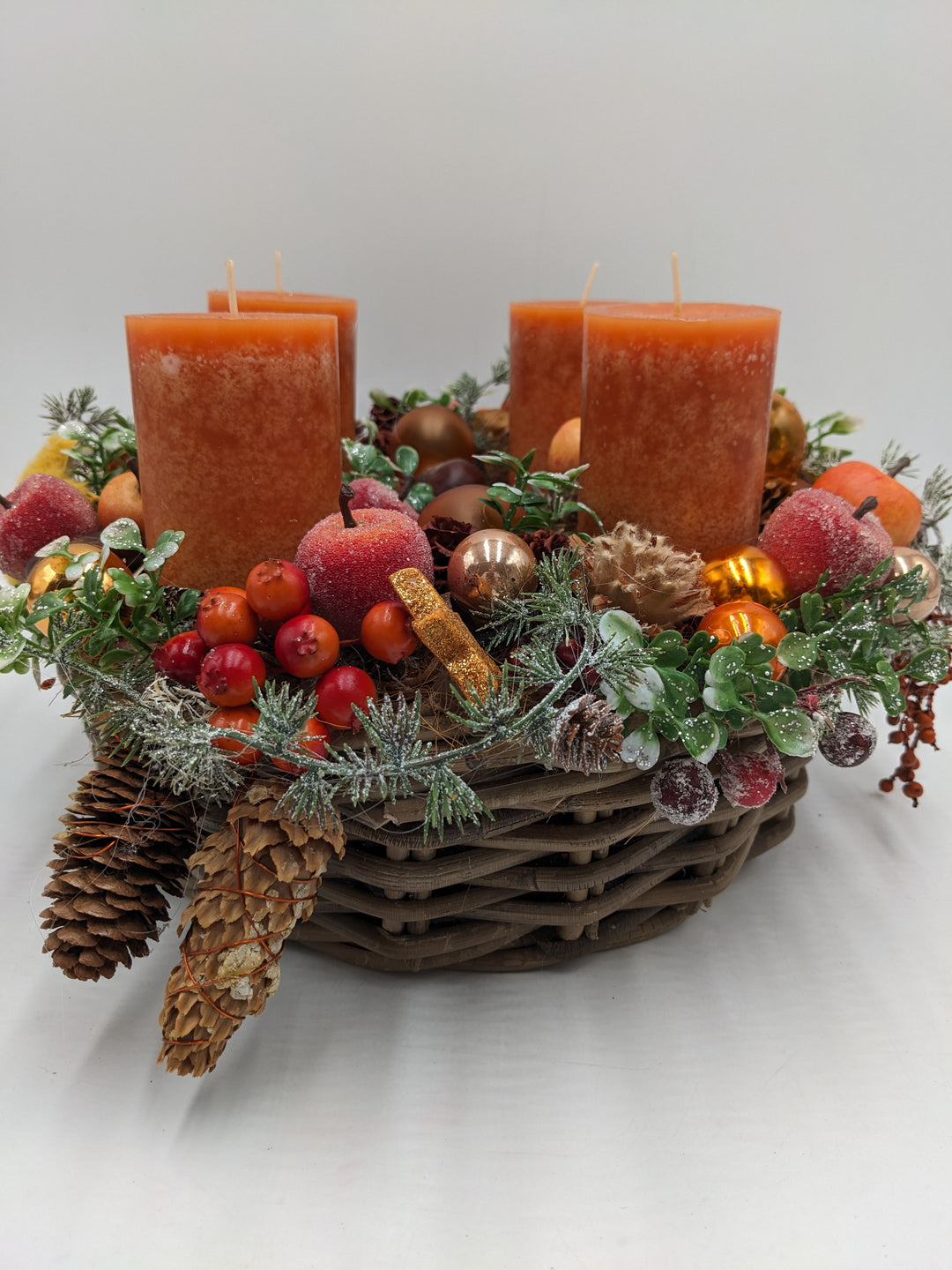 Adventskranz Kugel Apfel Zapfen orange