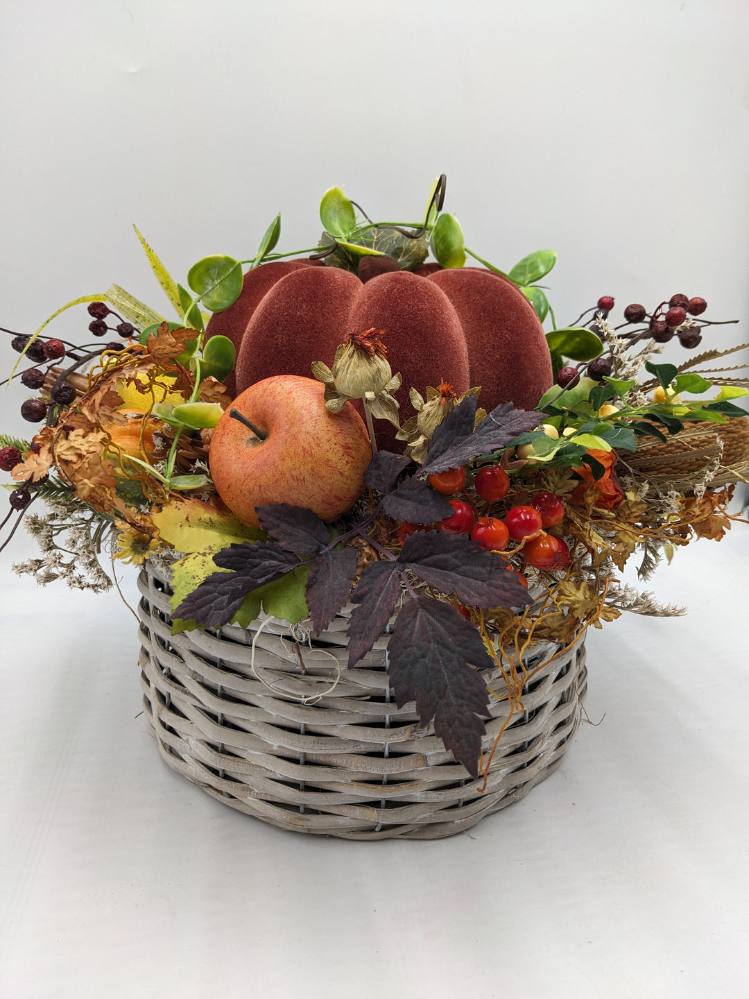 Herbstgesteck Kürbis Apfel Beeren orange