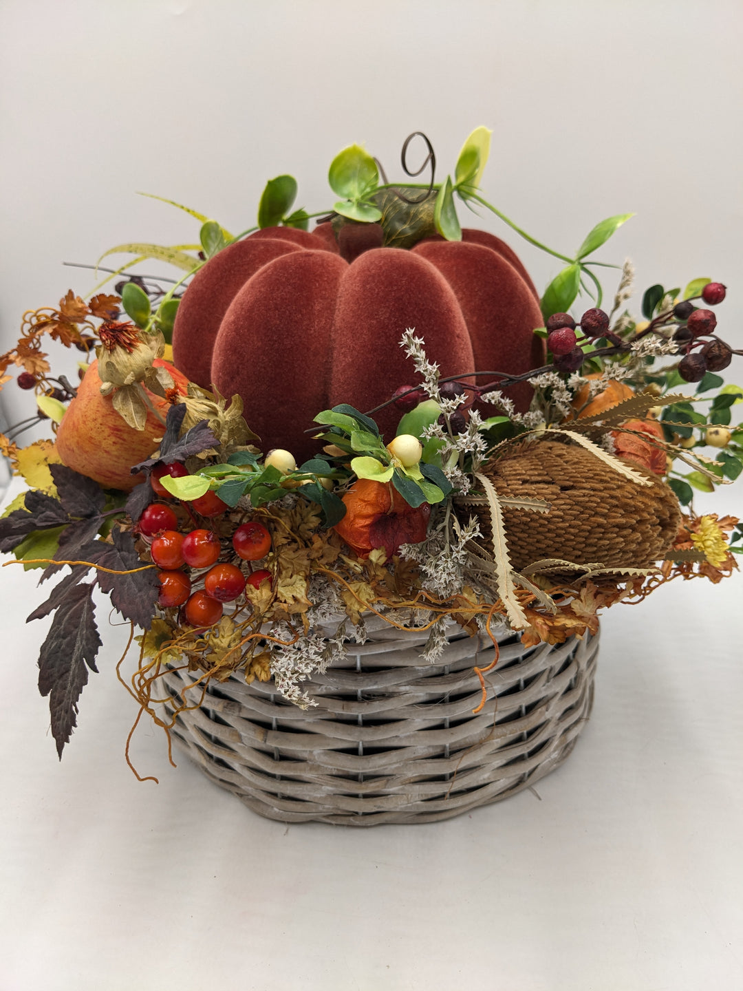 Herbstgesteck Kürbis Apfel Beeren orange