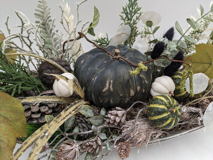 Herbstgesteck Kürbis Zapfen Eukalypthus grün