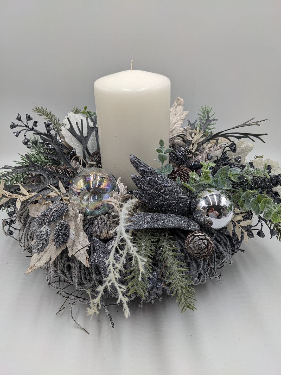 Adventskranz Kugel Zapfen Flügel grau