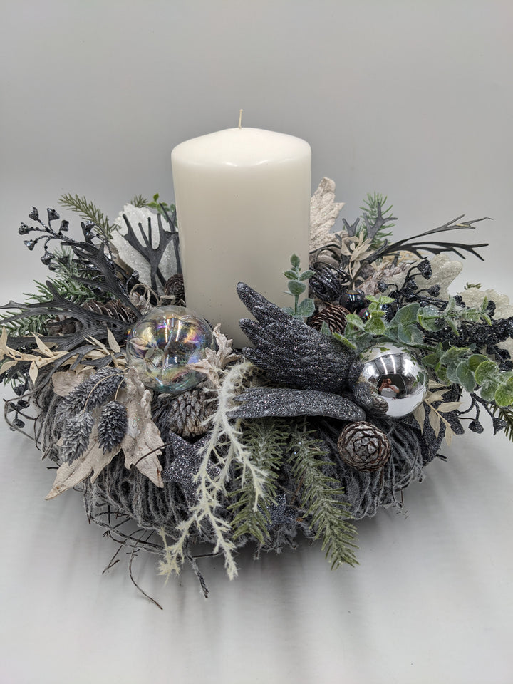 Adventskranz Kugel Zapfen Flügel grau