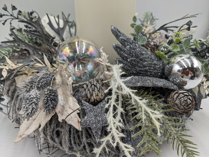 Adventskranz Kugel Zapfen Flügel grau