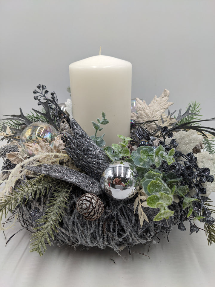 Adventskranz Kugel Zapfen Flügel grau