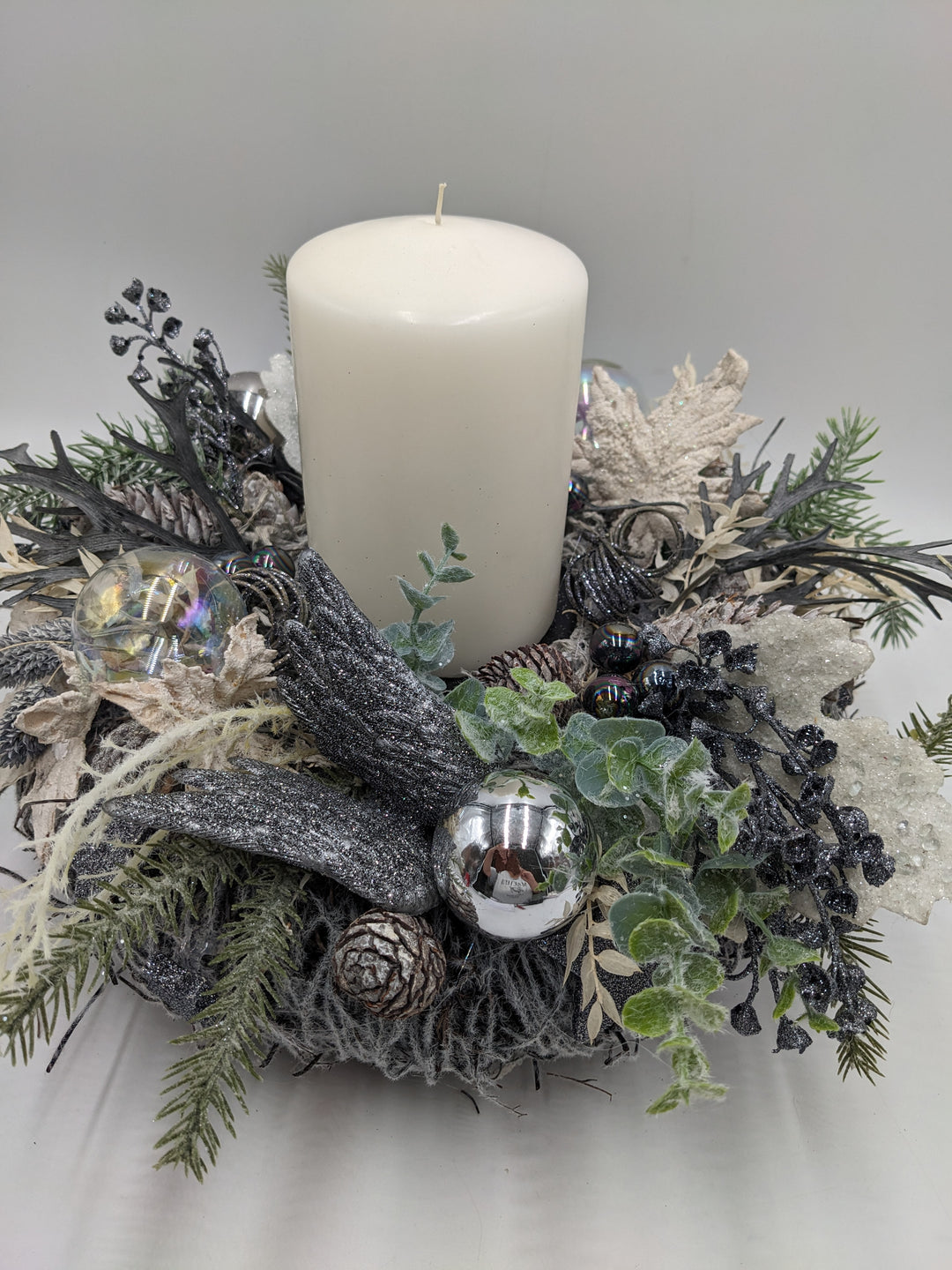 Adventskranz Kugel Zapfen Flügel grau