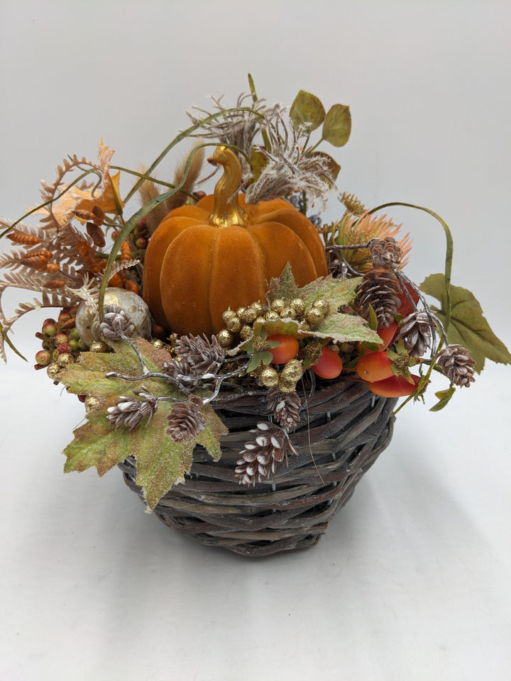 Herbstgesteck Kürbis Zapfen Beeren