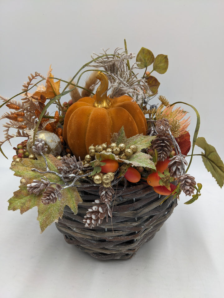 Herbstgesteck Kürbis Zapfen Beeren