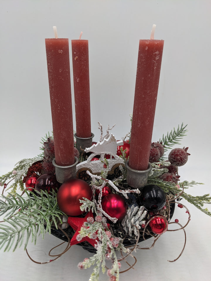 Adventsgesteck Kugel Zapfen rot