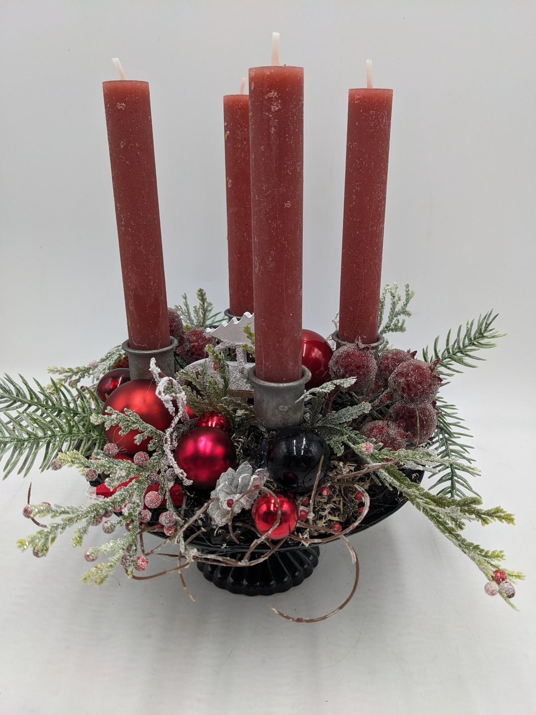 Adventsgesteck Kugel Zapfen rot