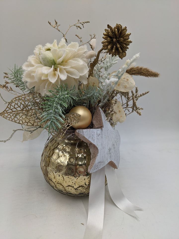 Weihnachtsgesteck Kugel Zapfen Chrysantheme creme