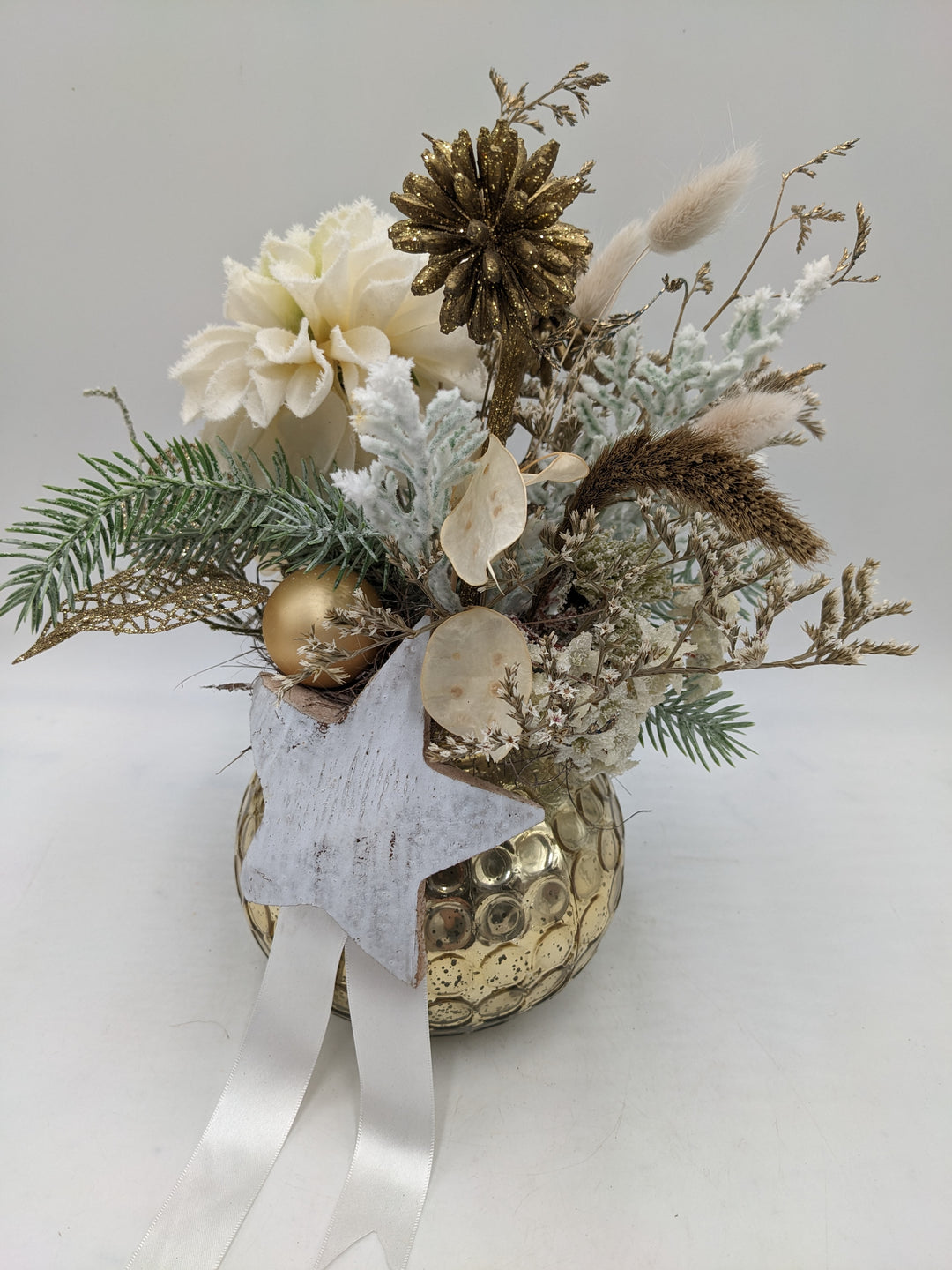Weihnachtsgesteck Kugel Zapfen Chrysantheme creme