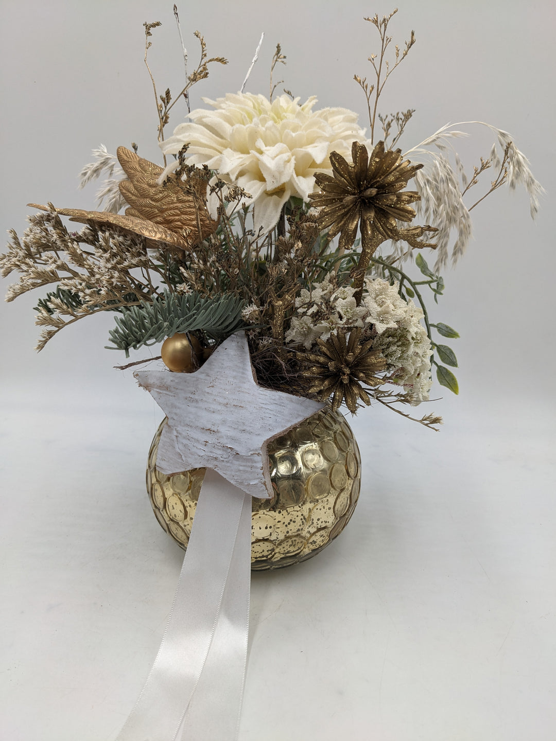 Weihnachtsgesteck Stern Flügel Chrysantheme creme