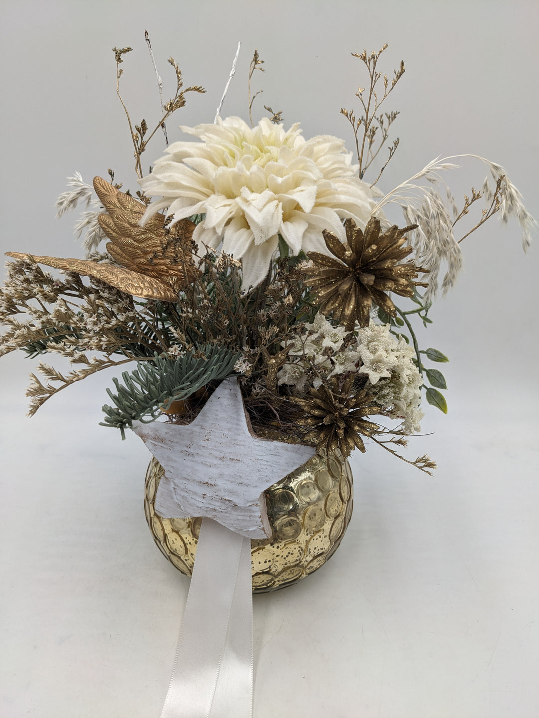 Weihnachtsgesteck Stern Flügel Chrysantheme creme