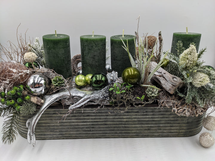 Adventsgesteck Kugel Nuss Geweih grün