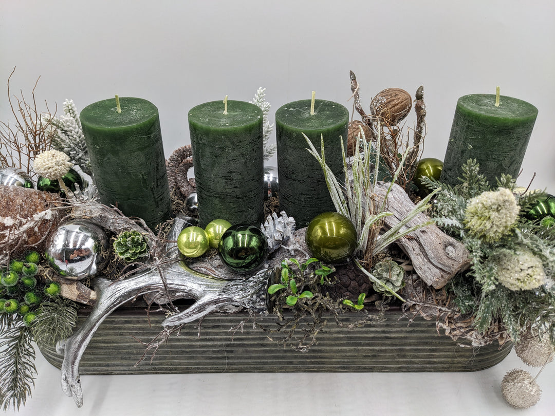 Adventsgesteck Kugel Nuss Geweih grün