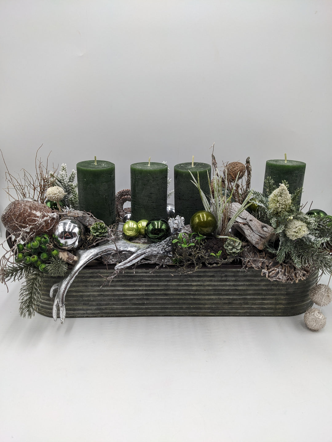 Adventsgesteck Kugel Nuss Geweih grün