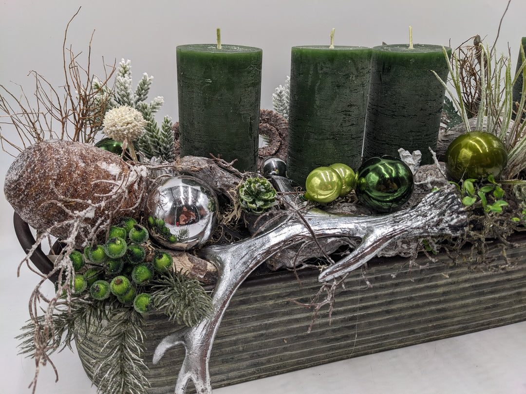 Adventsgesteck Kugel Nuss Geweih grün