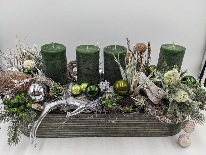 Adventsgesteck Kugel Nuss Geweih grün