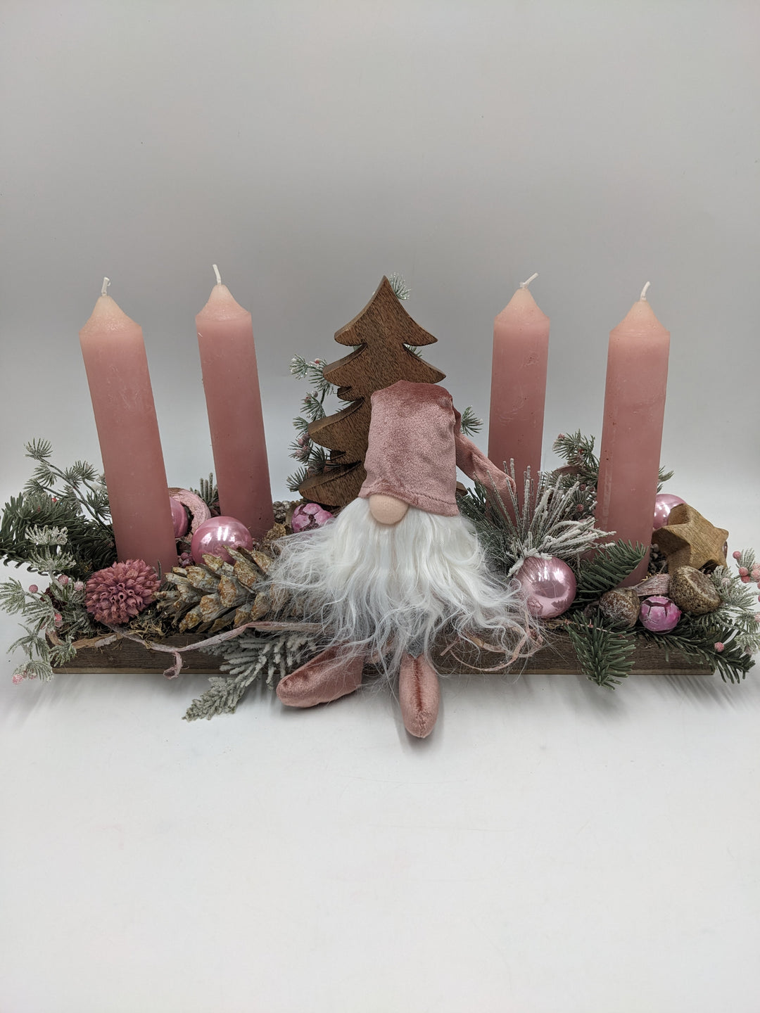 Adventsgesteck Kugel Zapfen Wichtel rosa