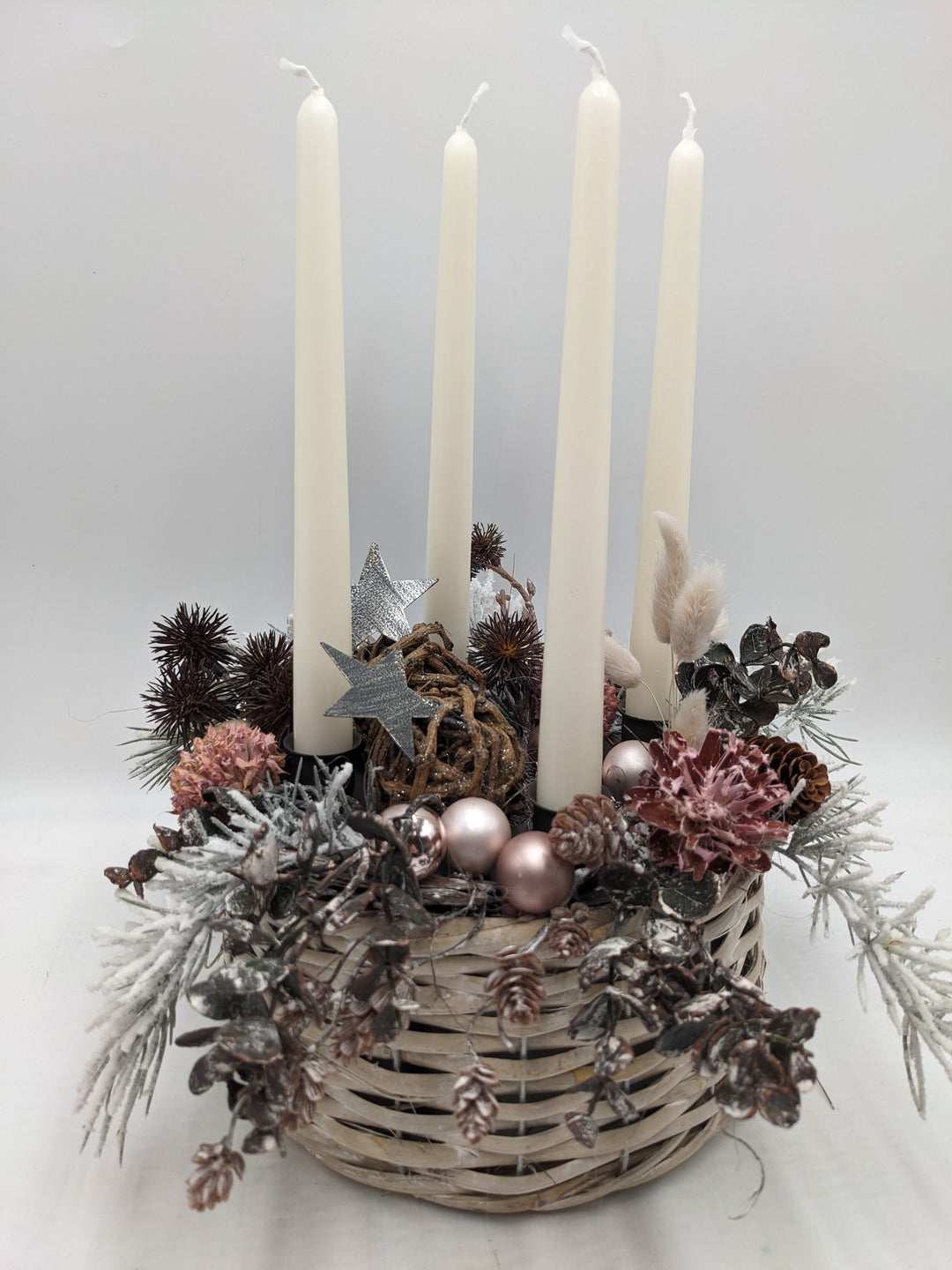 Adventsgesteck Kugel Stern Zapfen creme