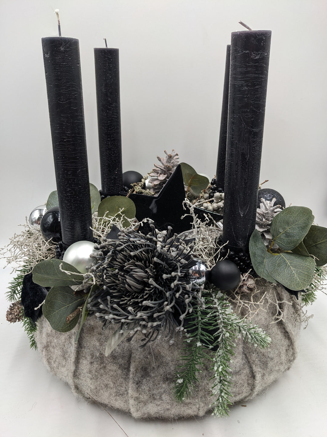 Adventskranz modern schwarz grau mit Stern & Kugeln, 36 cm