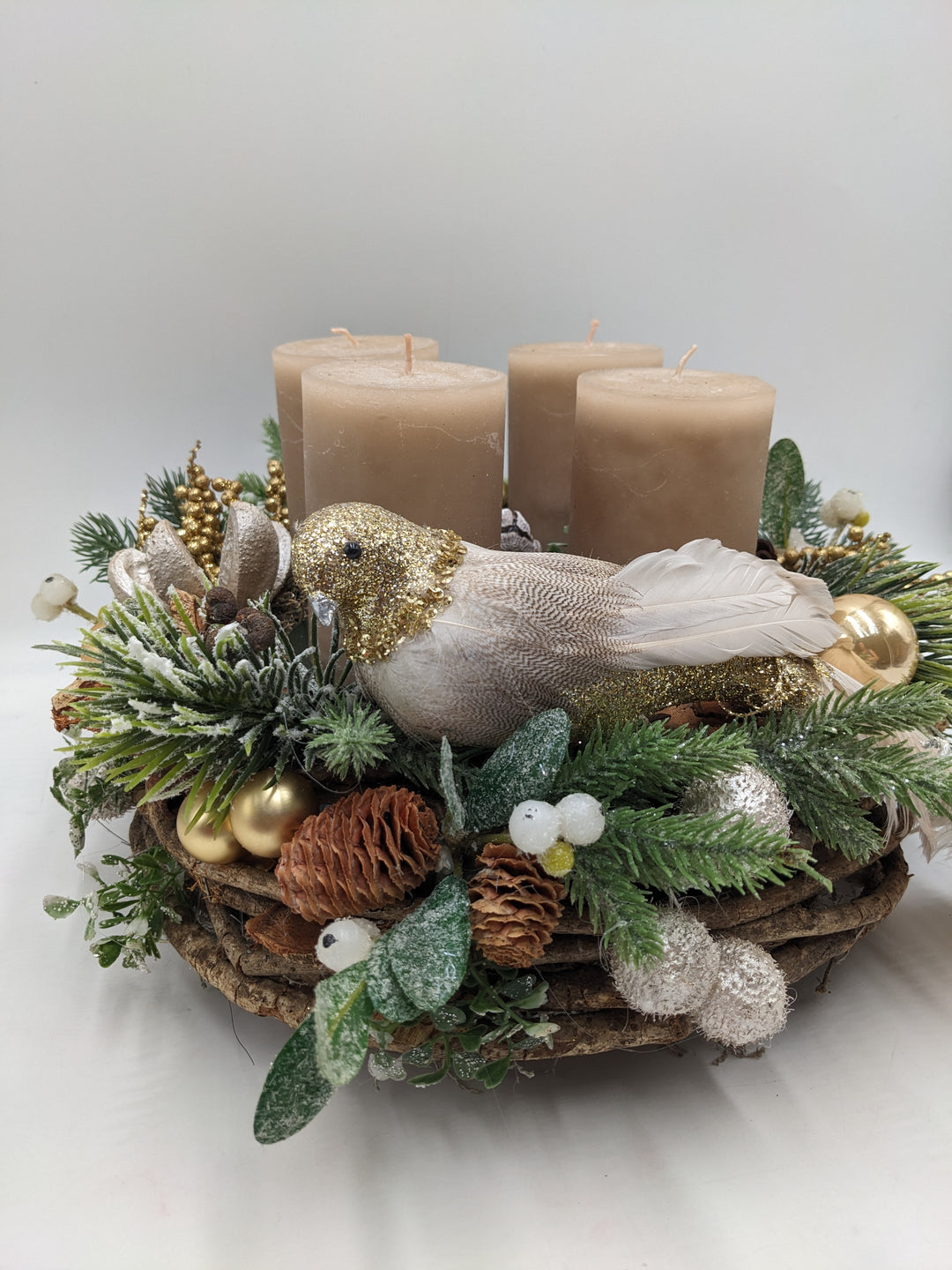 Adventskranz Kugel Vogel Zapfen sand