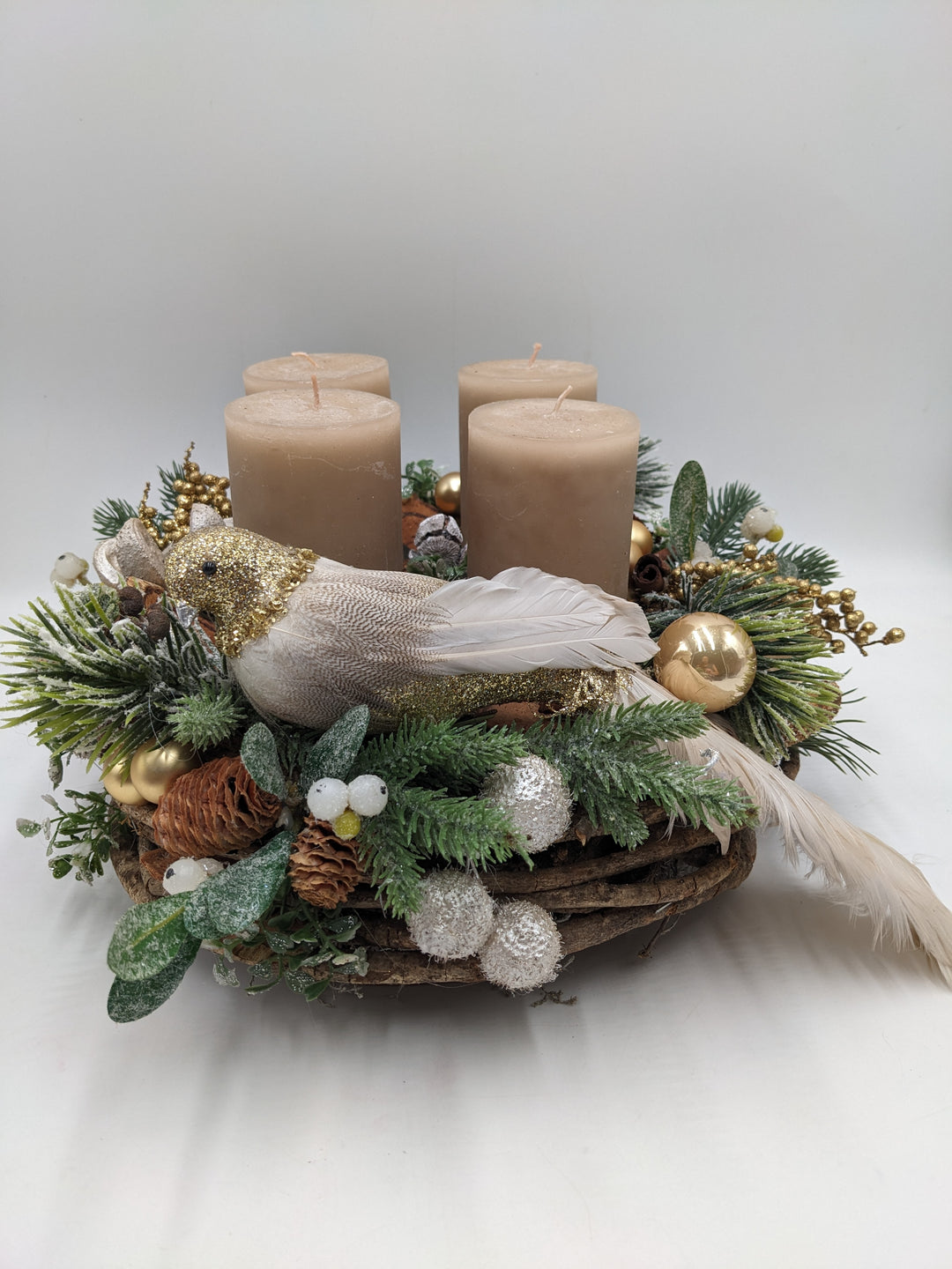 Adventskranz Kugel Vogel Zapfen sand
