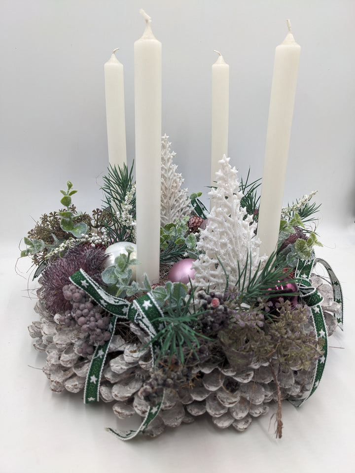 Adventskranz Kugel Zapfen Beeren weiß