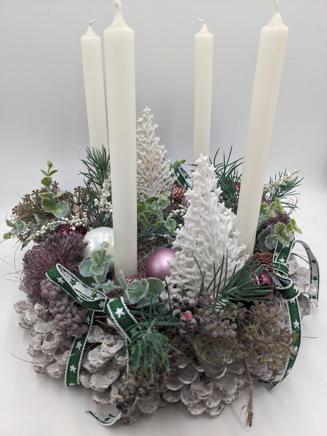 Adventskranz Kugel Zapfen Beeren weiß