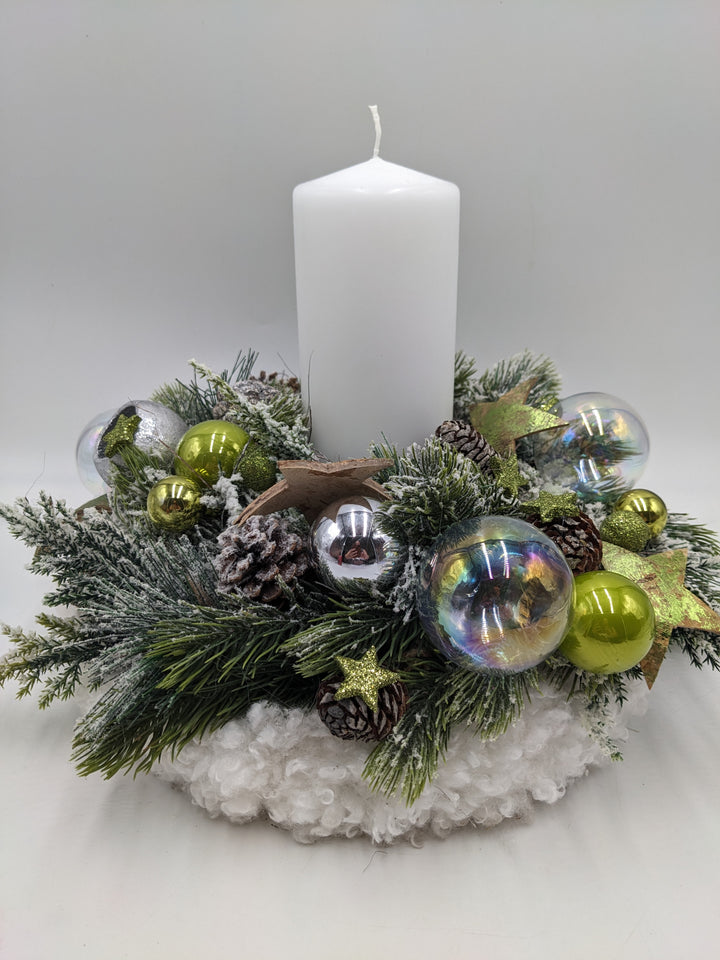 Weihnachtsgesteck Kugel Stern Zapfen weiß