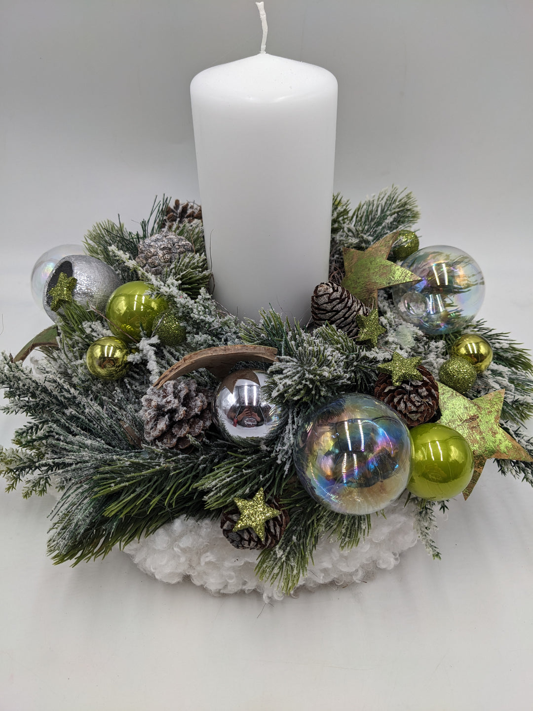Weihnachtsgesteck Kugel Stern Zapfen weiß