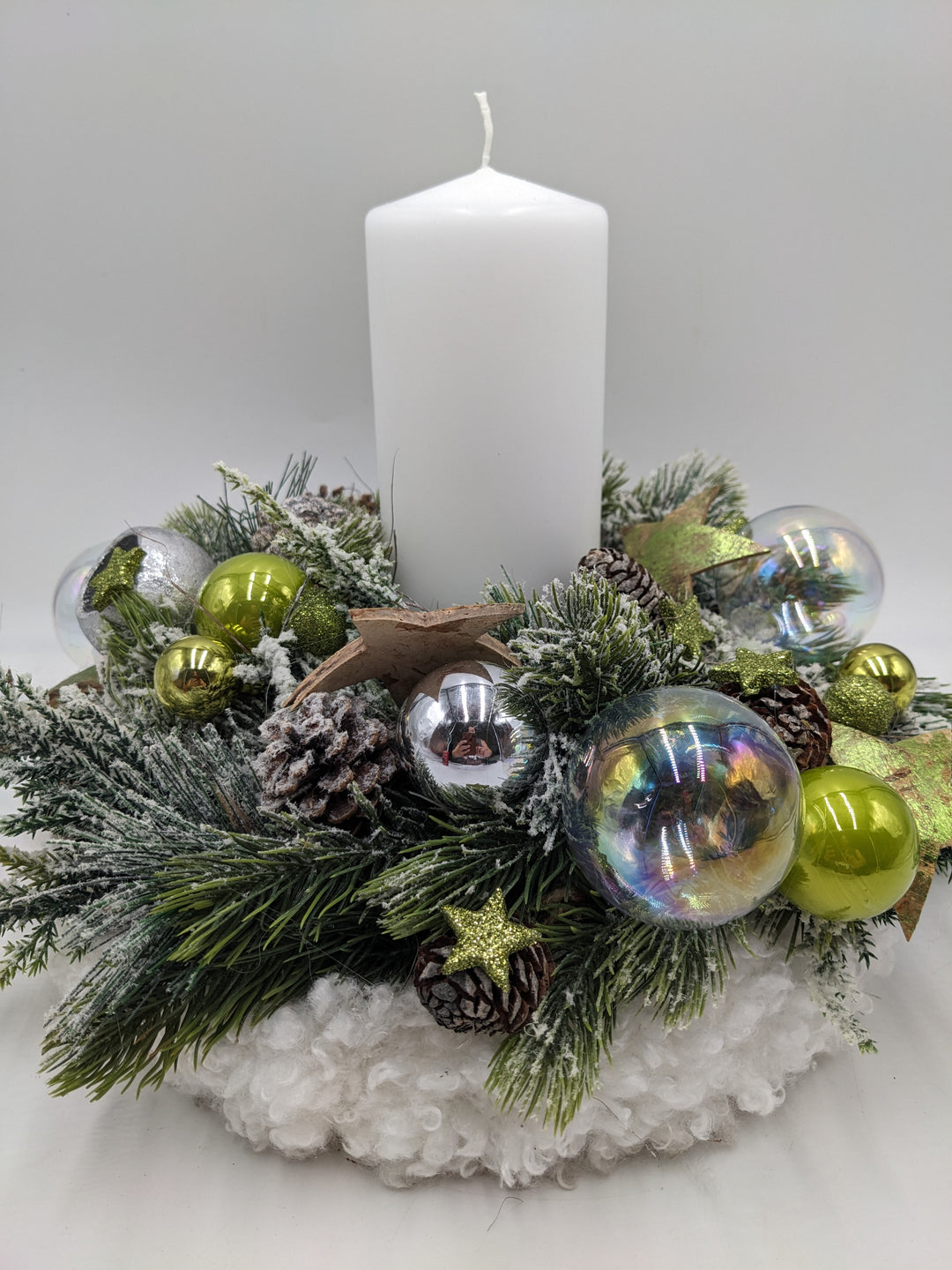 Weihnachtsgesteck Kugel Stern Zapfen weiß