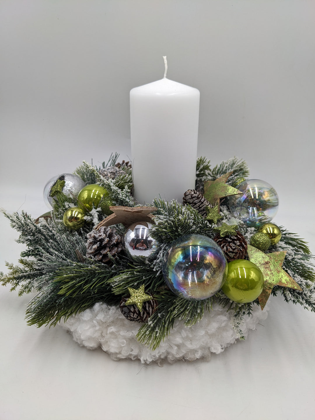 Weihnachtsgesteck Kugel Stern Zapfen weiß