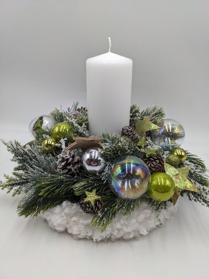 Weihnachtsgesteck Kugel Stern Zapfen weiß