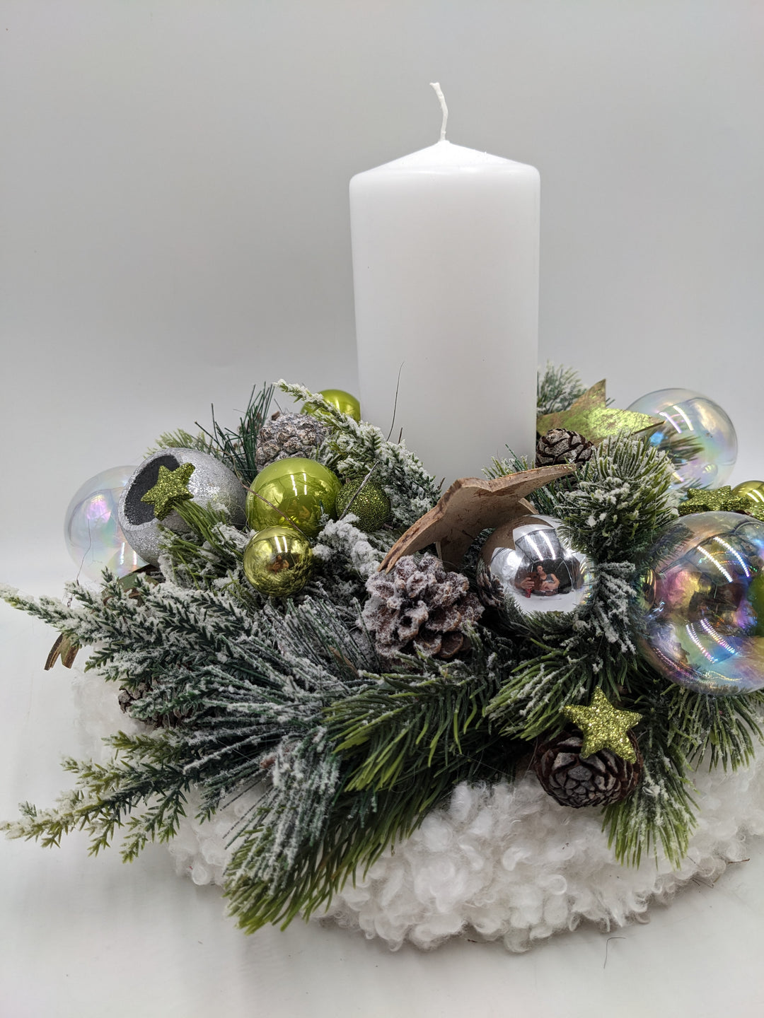 Weihnachtsgesteck Kugel Stern Zapfen weiß