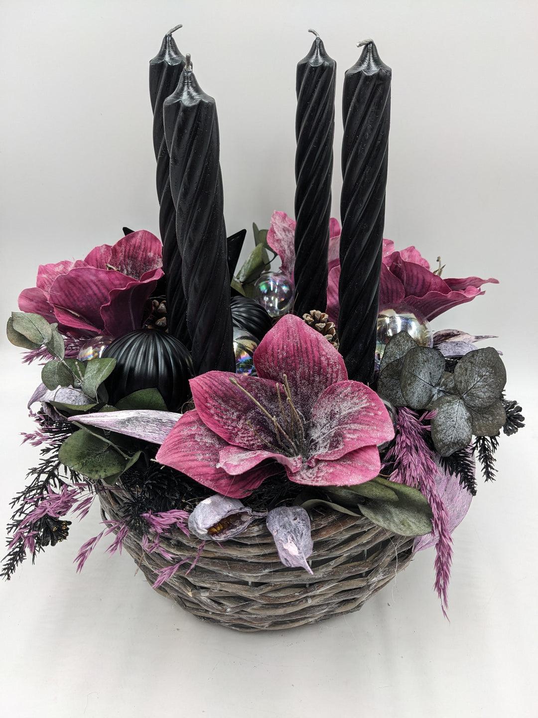 Adventsgesteck Kugel Stern Amaryllis lila