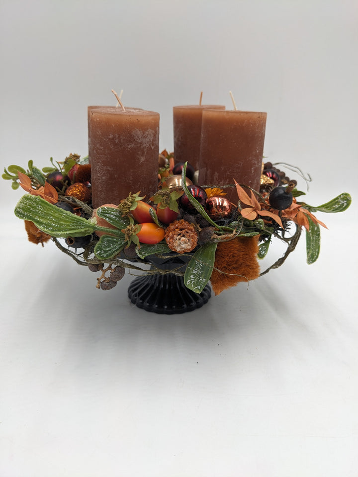 Adventsgesteck Kugel Zapfen Beeren orange