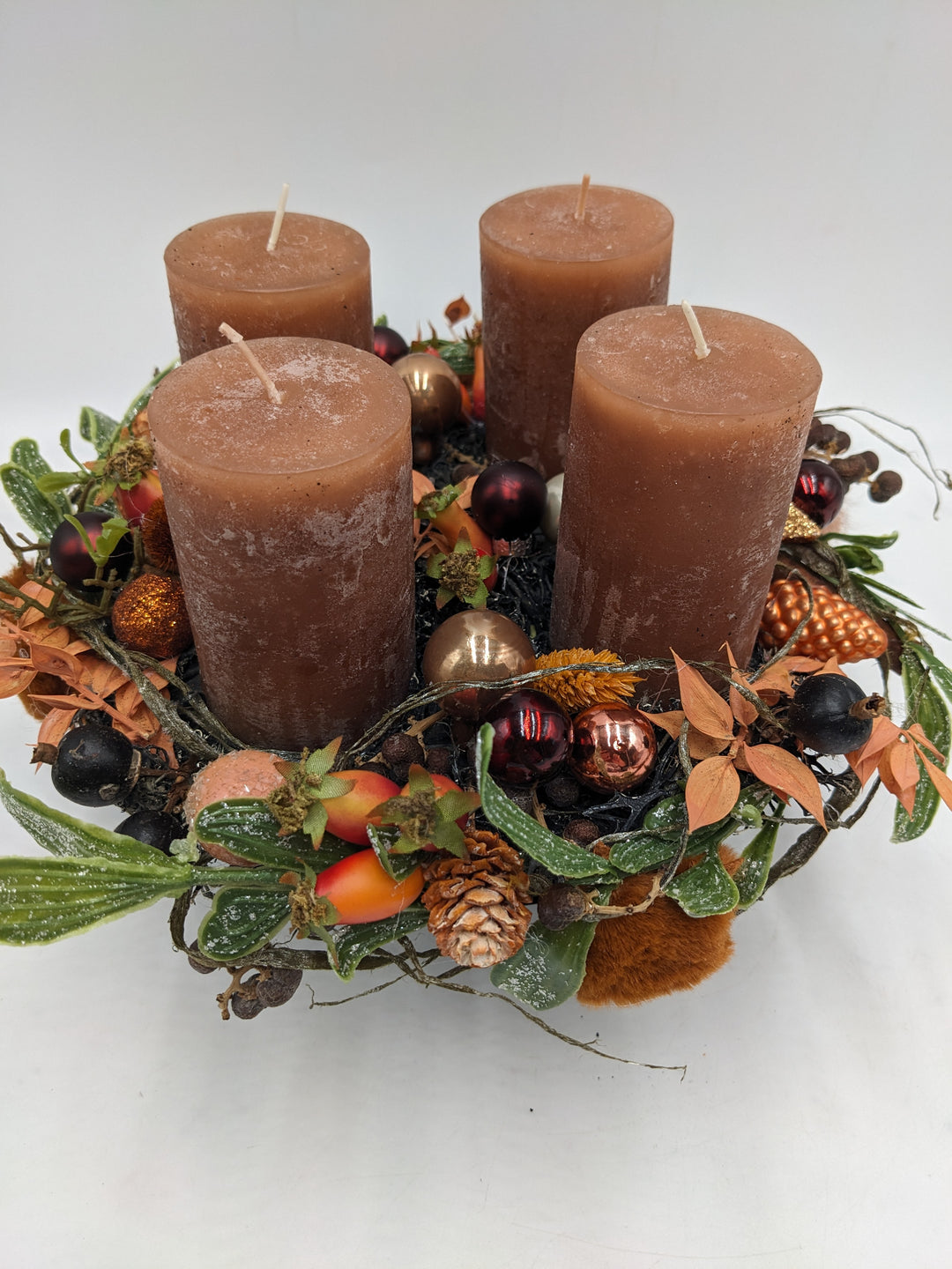 Adventsgesteck Kugel Zapfen Beeren orange
