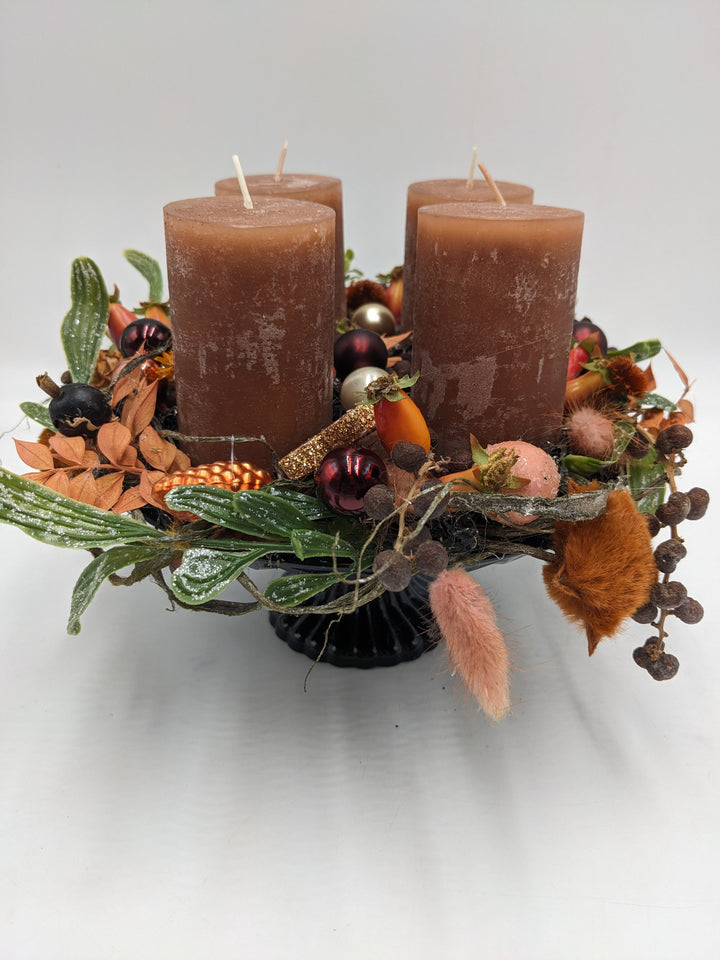 Adventsgesteck Kugel Zapfen Beeren orange