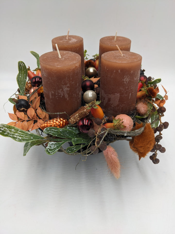 Adventsgesteck Kugel Zapfen Beeren orange
